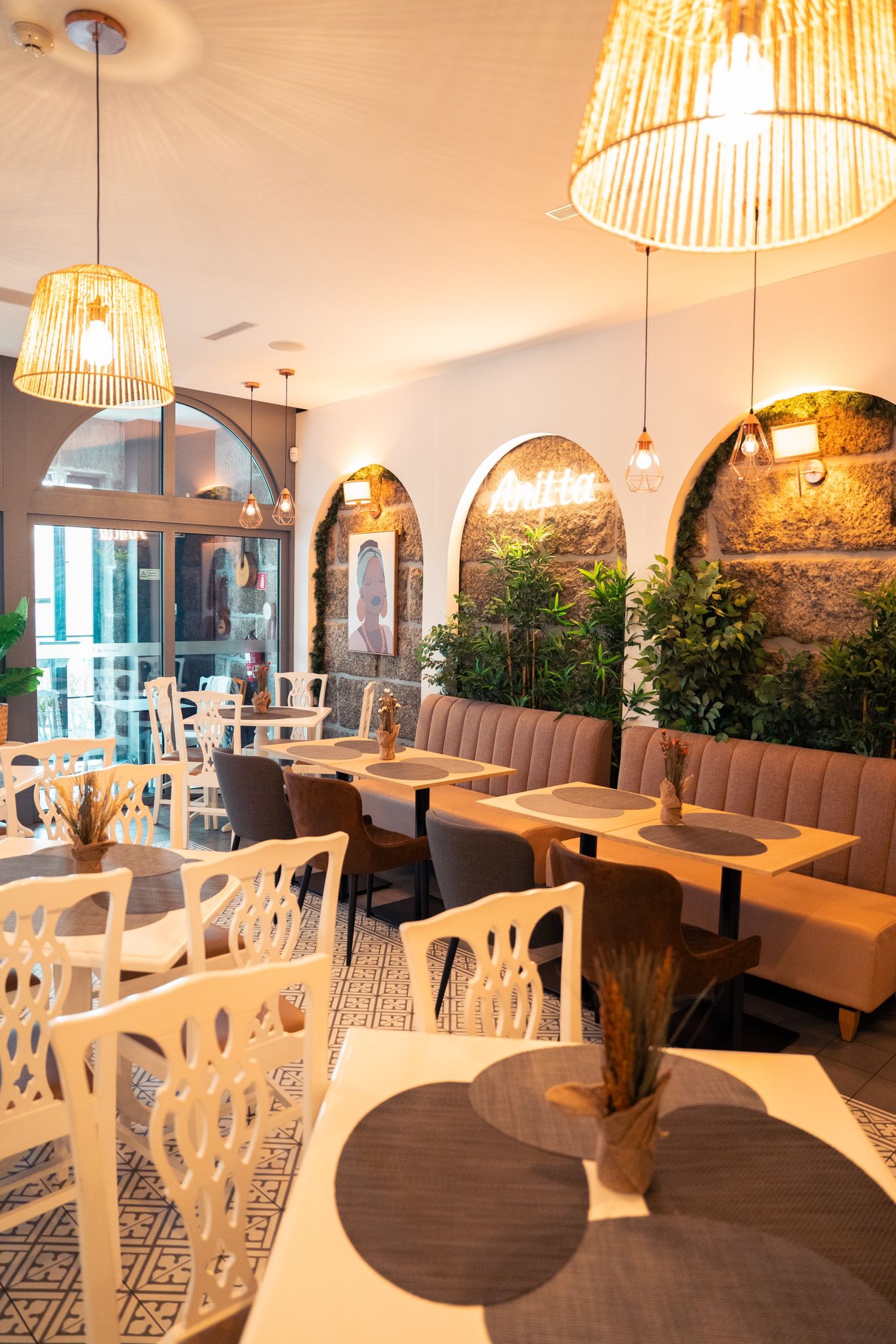 Interior do Anitta Brunch & Bistro