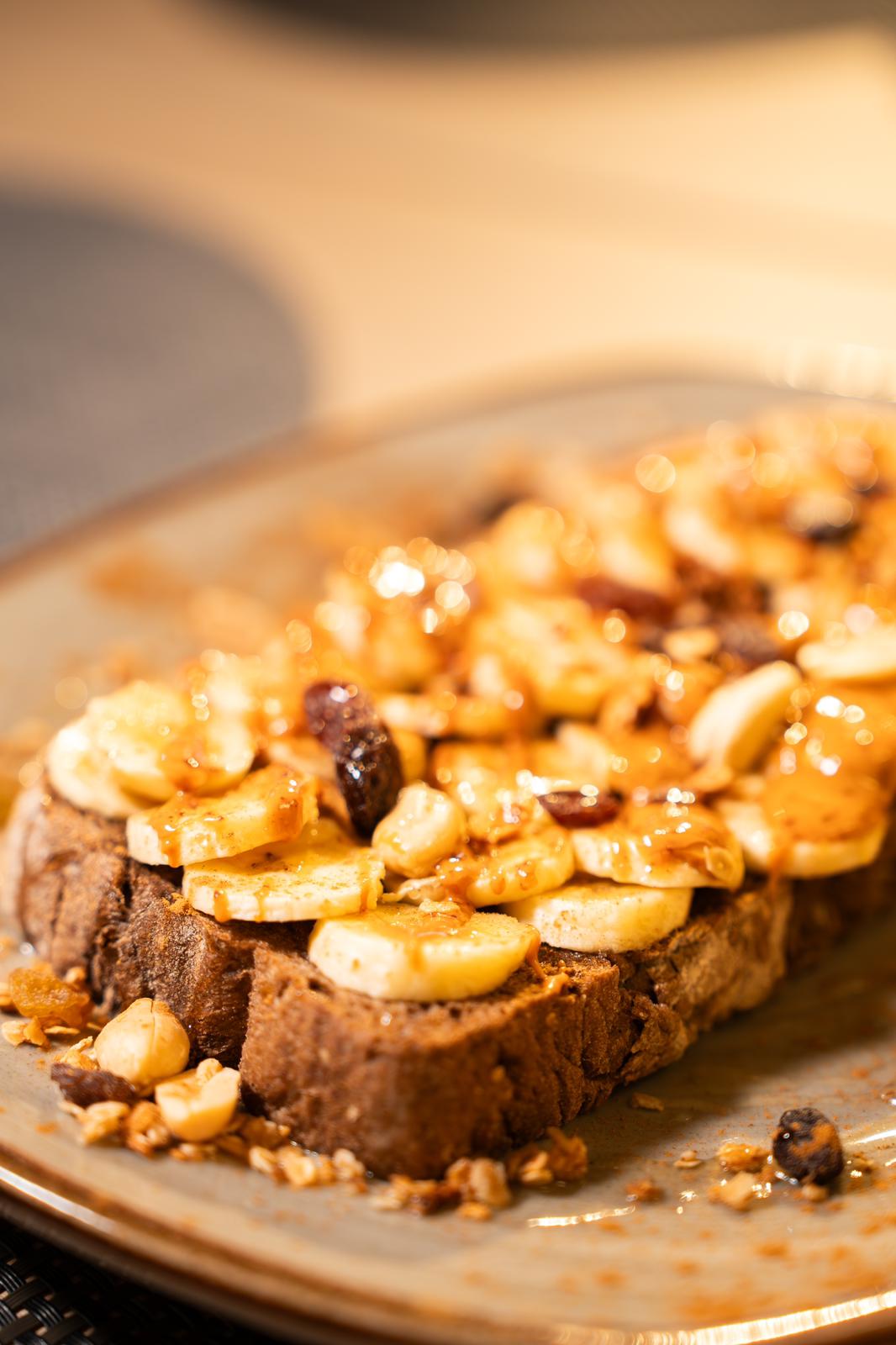 Toast com banana caramelizada